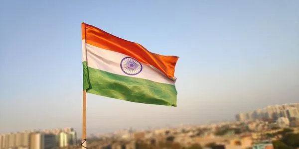 तिरंगे झंडे पर कविता – लहर लहर लहराए तिरंगा | Tirange Par Hindi Kavita